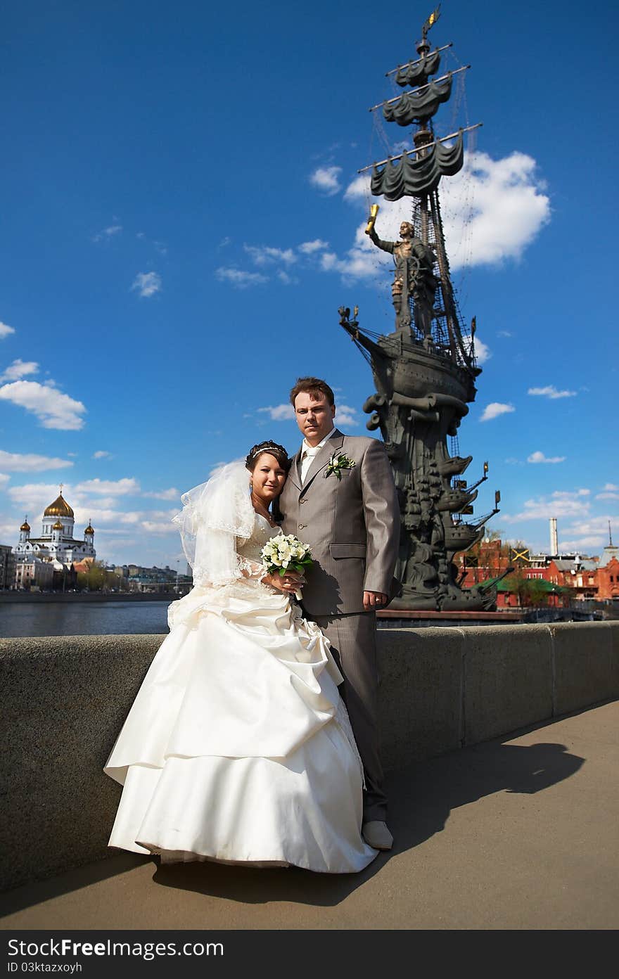 Bride and groom about monument to Peter the Great