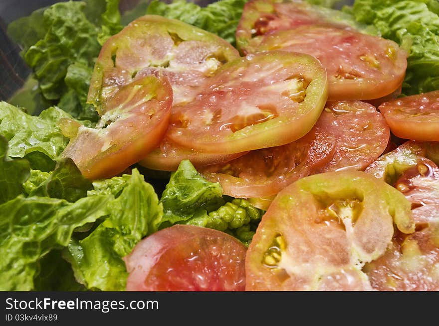 Lettuce salad with tomato