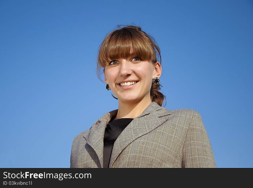 Portrait businesswoman, blue sky background