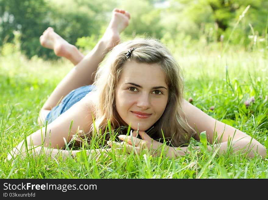 Beautiful young woman in a green field