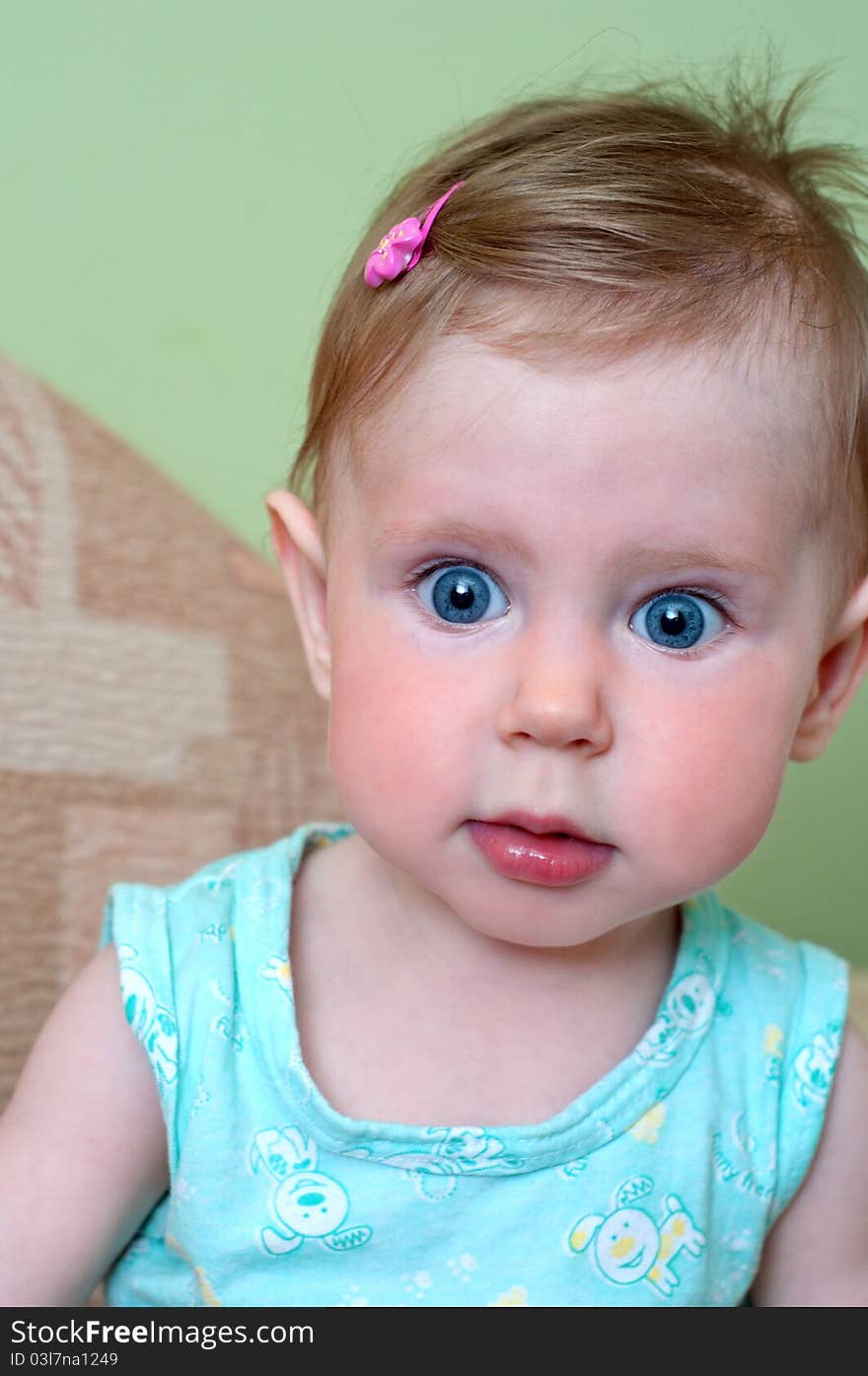 Beautiful little girl with goggle