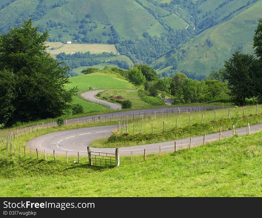 When descending the Pirenees, on the french side, you get wonderful views of of Larraun, where mountains and meadows mix in a magnificent array of colours.