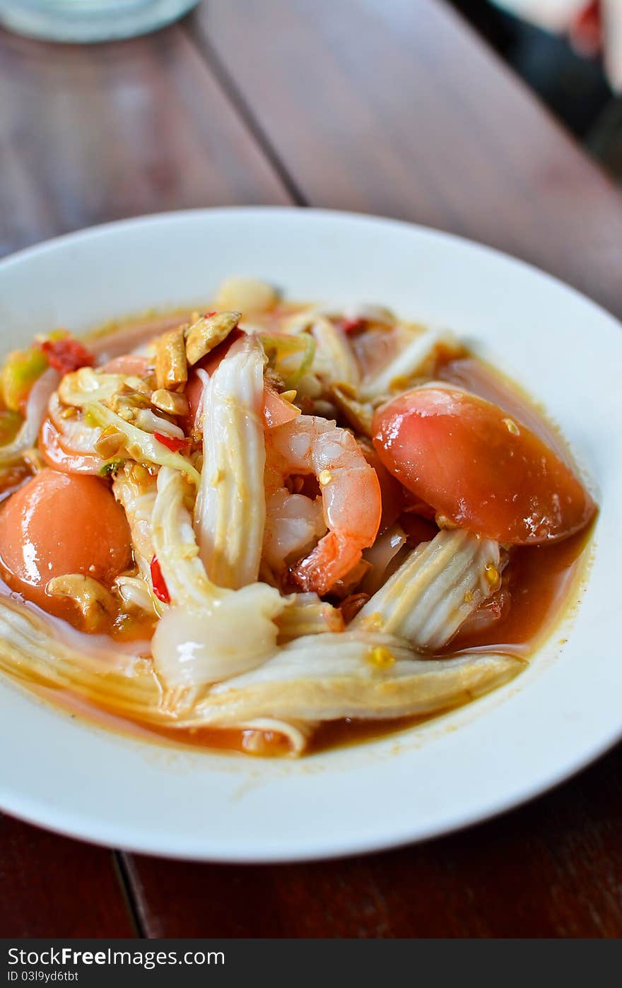 Spicy coconut salad with vegetables