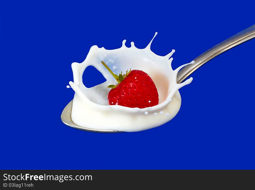 Strawberry splash in milk