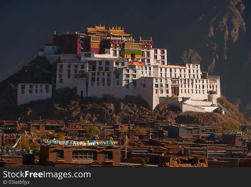 The rising sun shining on the temple in valley