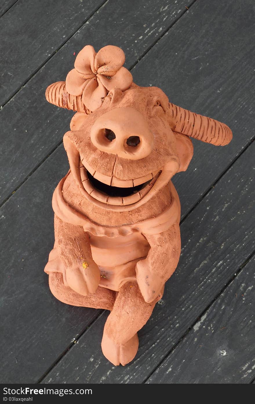 Buffalo smile pottery นn the wooden floor