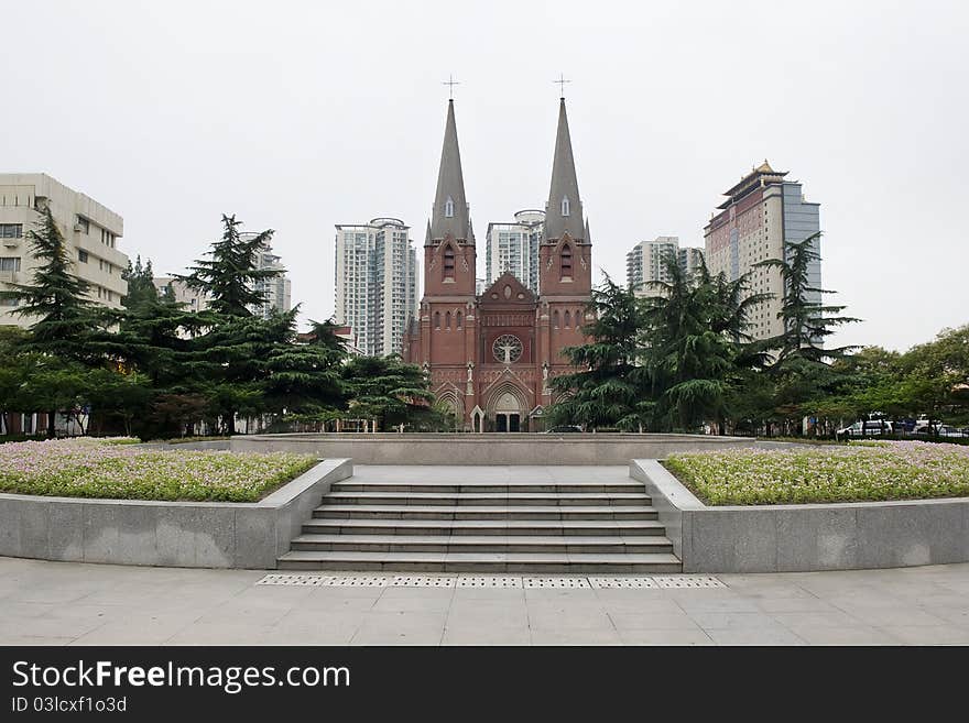 This is to be located in Shanghai xujiahui area of a Catholic church，Every weekend, there are a lot of people here to church。