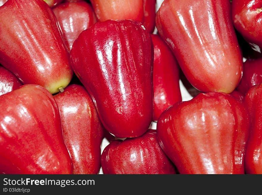 Rose apples on the fruit market.