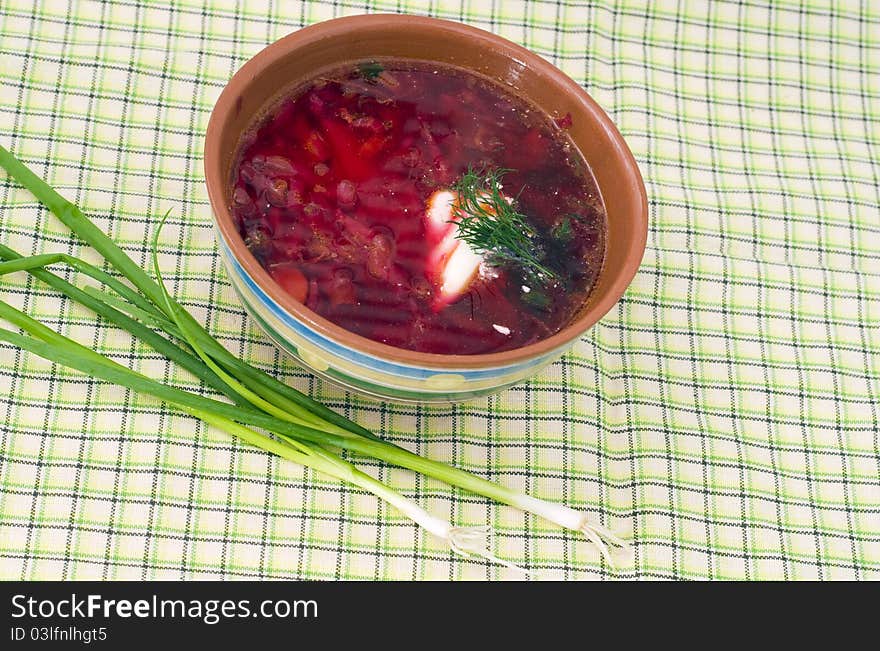 Bowl of the Ukrainian borsch with green onions