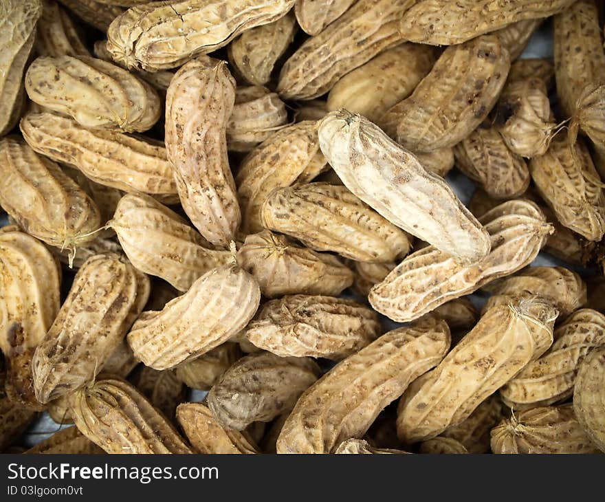 Boiled peanuts are sold in the market