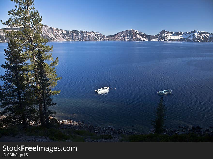 Walk down the trail to lake side. Walk down the trail to lake side