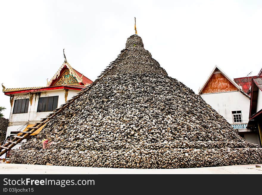 Shells unearthed at the ancient Temple of oyster shells to build a pagoda.