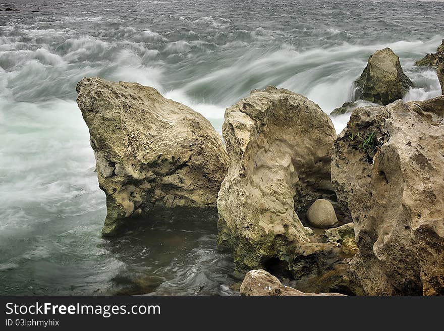 Rocks and boulders along the ridge of Governor rapids.