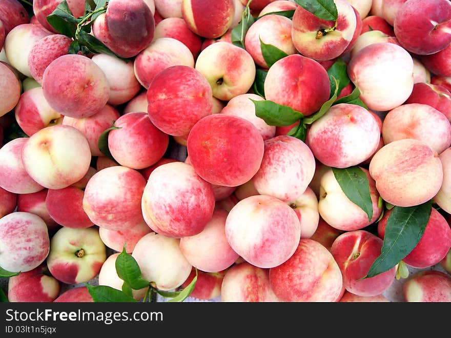 Very fresh peaches, in the market to sell.