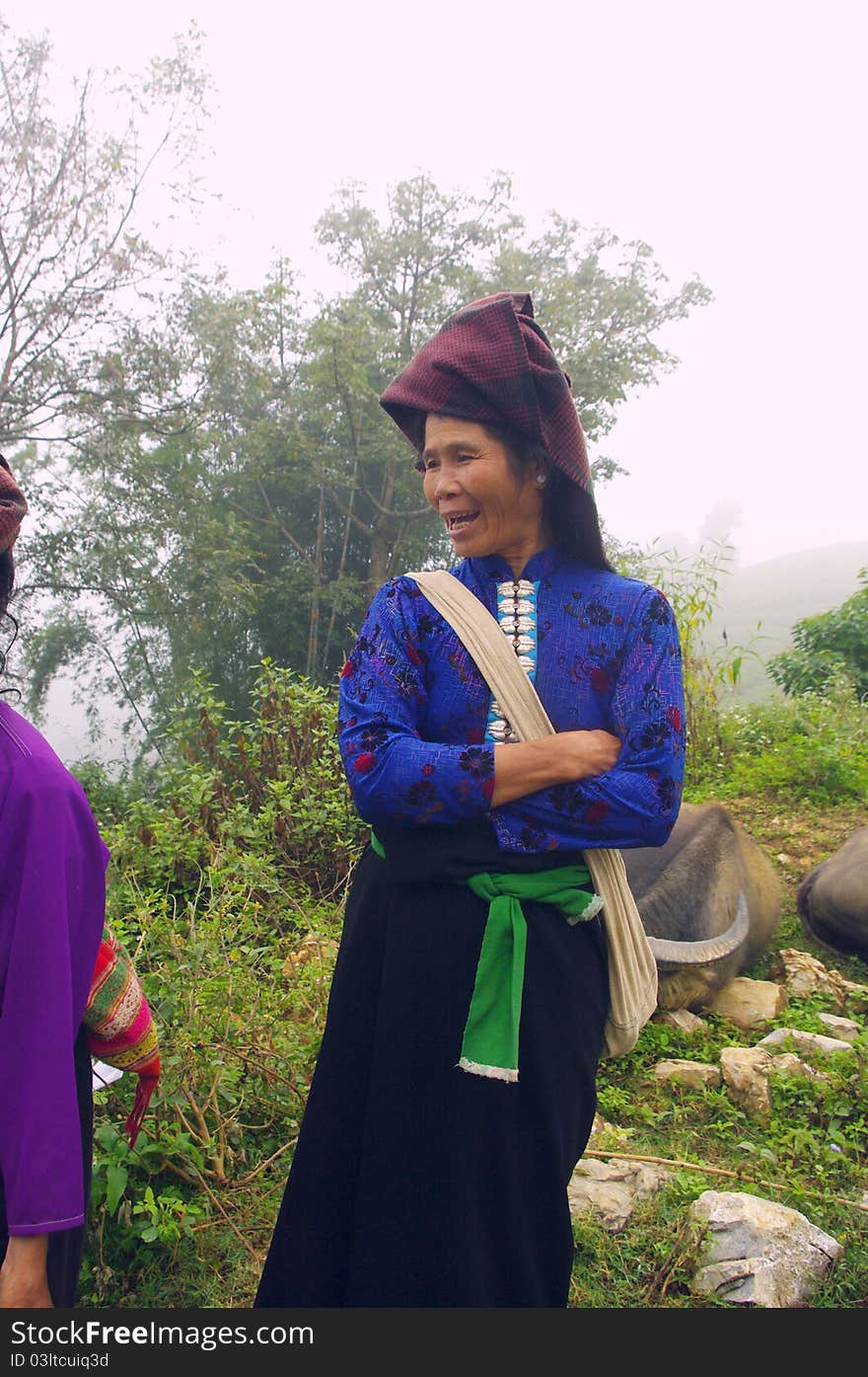 This woman belongs to the ethnic white Khang. His costume is very similar to black Khang. The cap is different because it accepts a wide variety of colors. This woman belongs to the ethnic white Khang. His costume is very similar to black Khang. The cap is different because it accepts a wide variety of colors