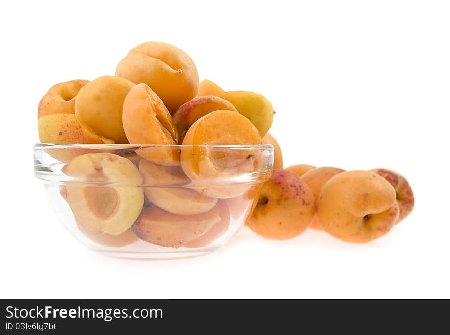 Apricots lie a half in a dish