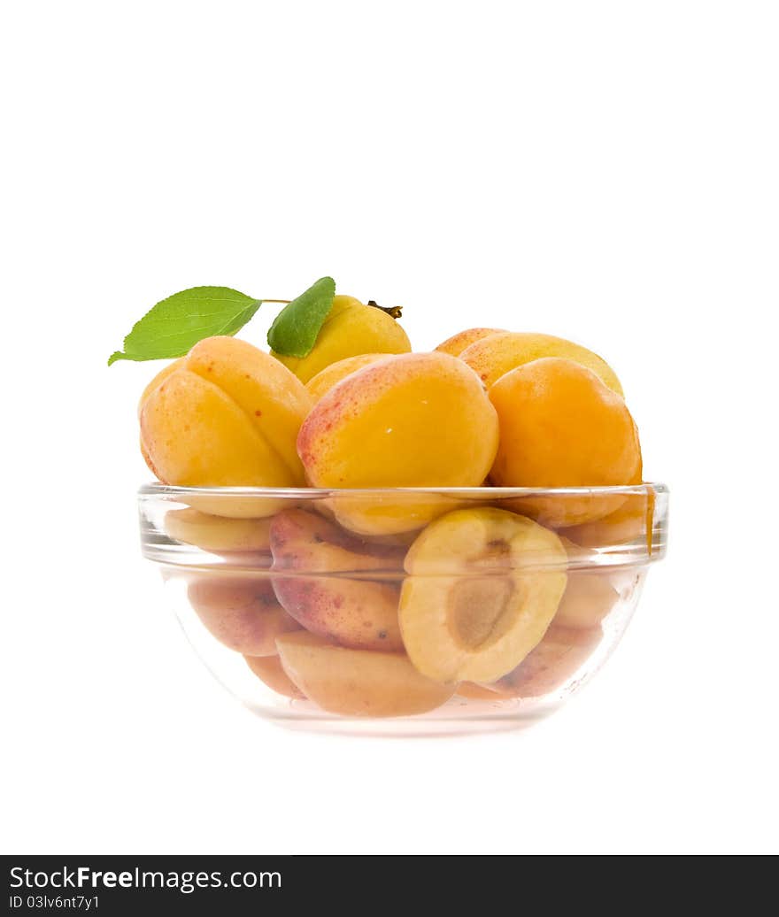 Apricots lie a half in a dish