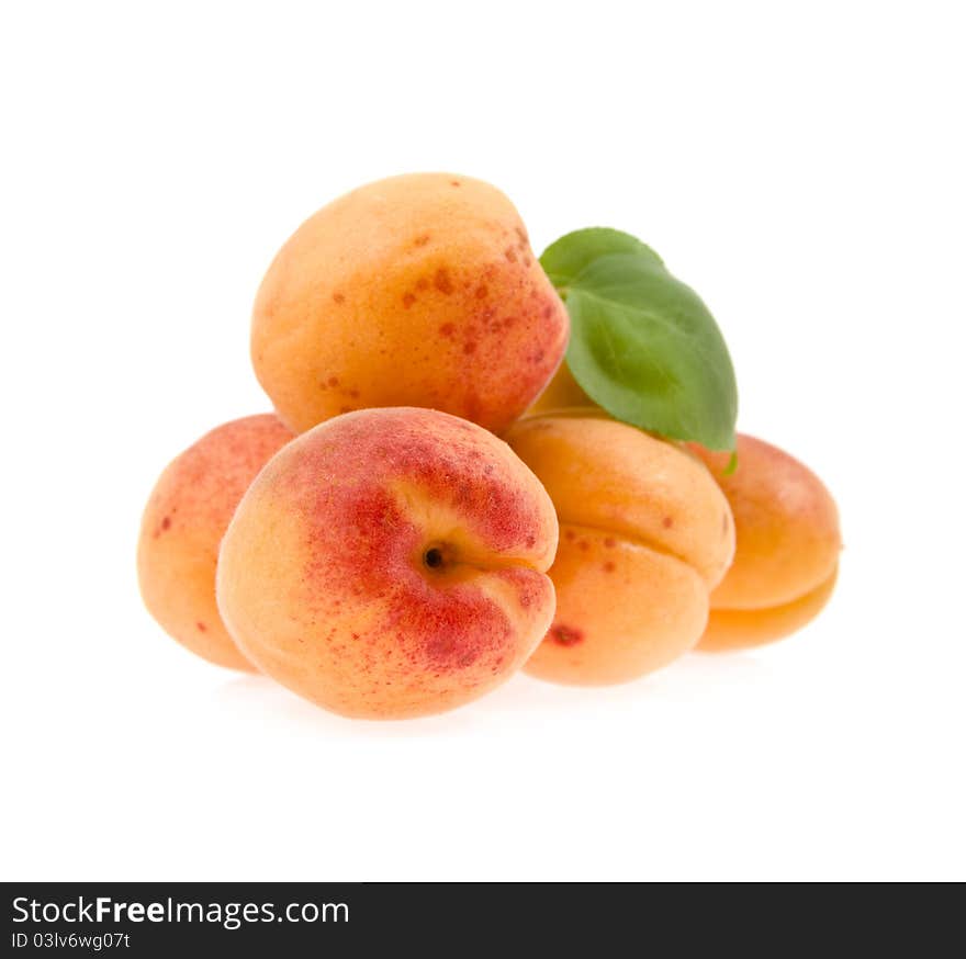 Apricots lie a heap