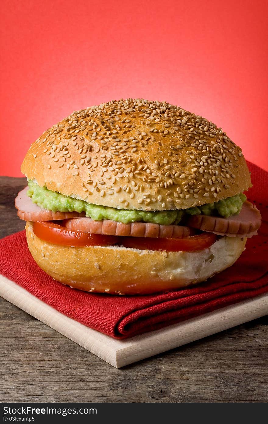 Sandwich with turkey, tomato and avocado