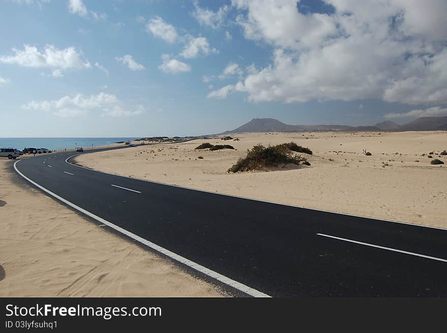 The road through the Correlejo sand dunes