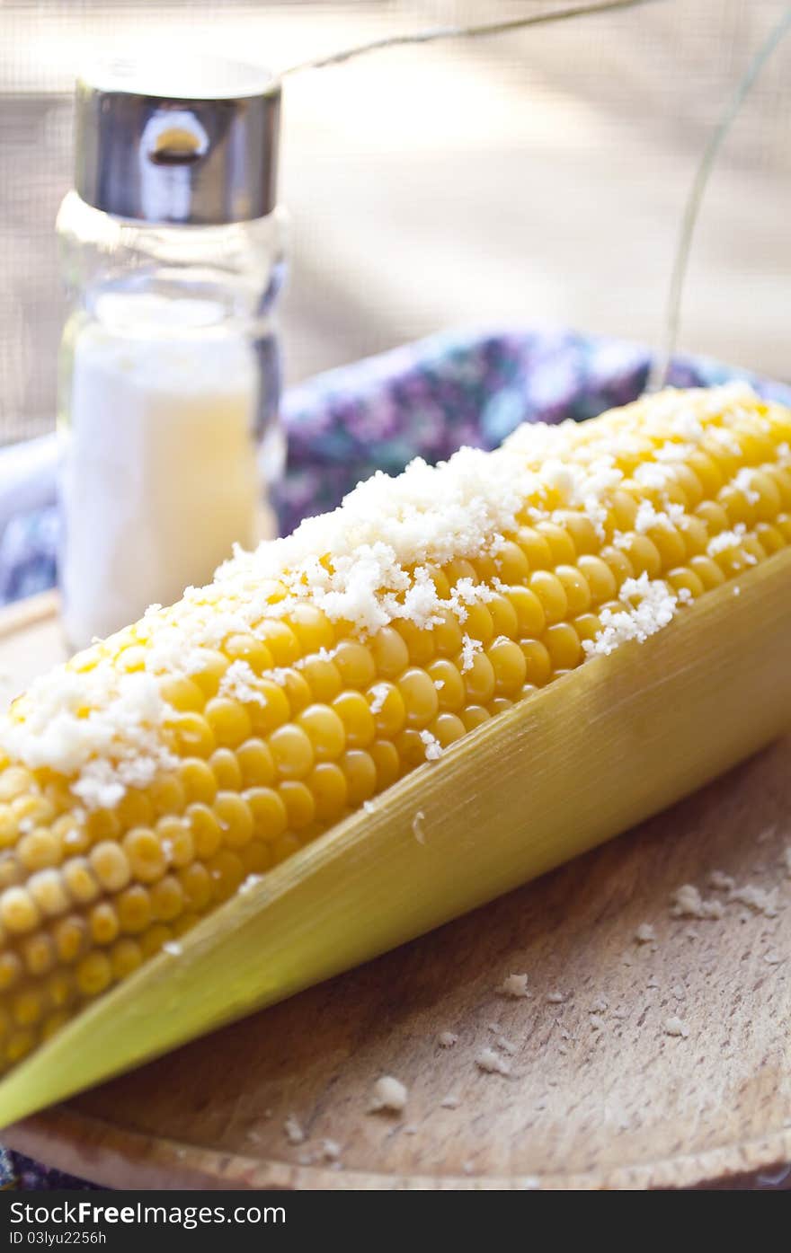 Boiled sweet corn with salt