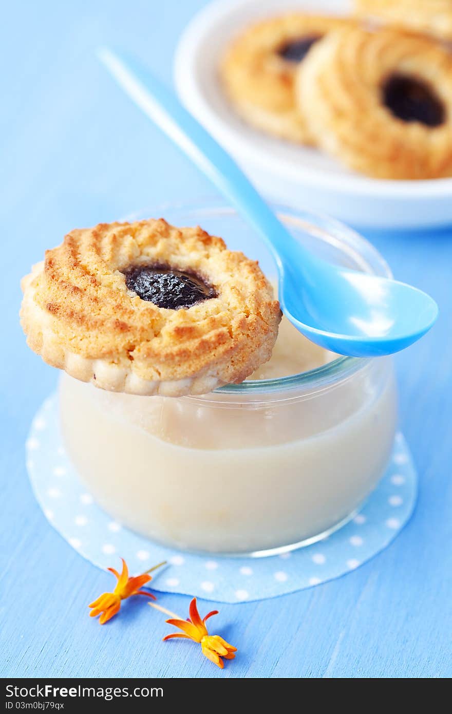 Fresh mashed fruits and cookie