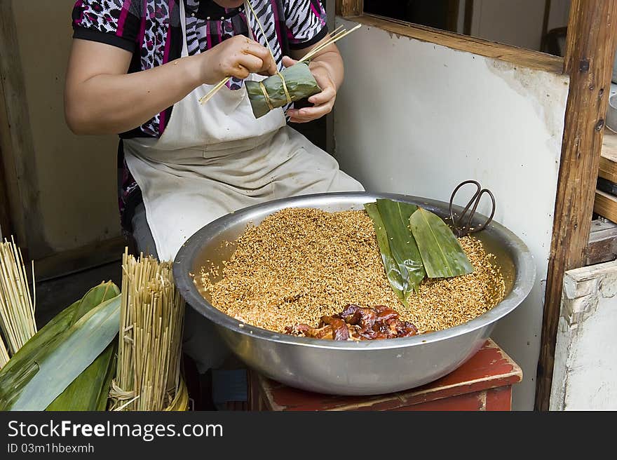 This is in China's Shanghai qingpu zhujiajiao town on the shooting，This is the local residents in the processing of steamed rice dumpling。Zongzi is traditional Chinese food，Is the parcel with glutinous rice, be a kind of food。In order to increase the taste, also be in it put meat yolk red jujube chestnuts and other food。. This is in China's Shanghai qingpu zhujiajiao town on the shooting，This is the local residents in the processing of steamed rice dumpling。Zongzi is traditional Chinese food，Is the parcel with glutinous rice, be a kind of food。In order to increase the taste, also be in it put meat yolk red jujube chestnuts and other food。