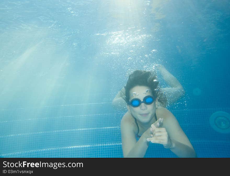 Underwater little girl in swimming pool