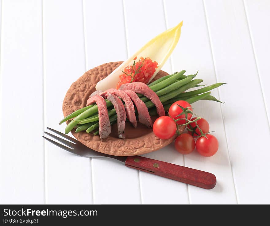 Strips of roast beef  and vegetables