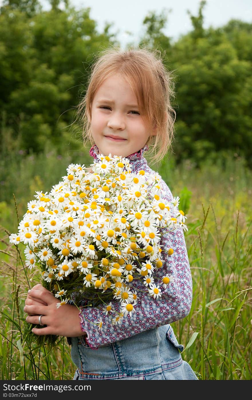 Girl with a bouquet of daisies