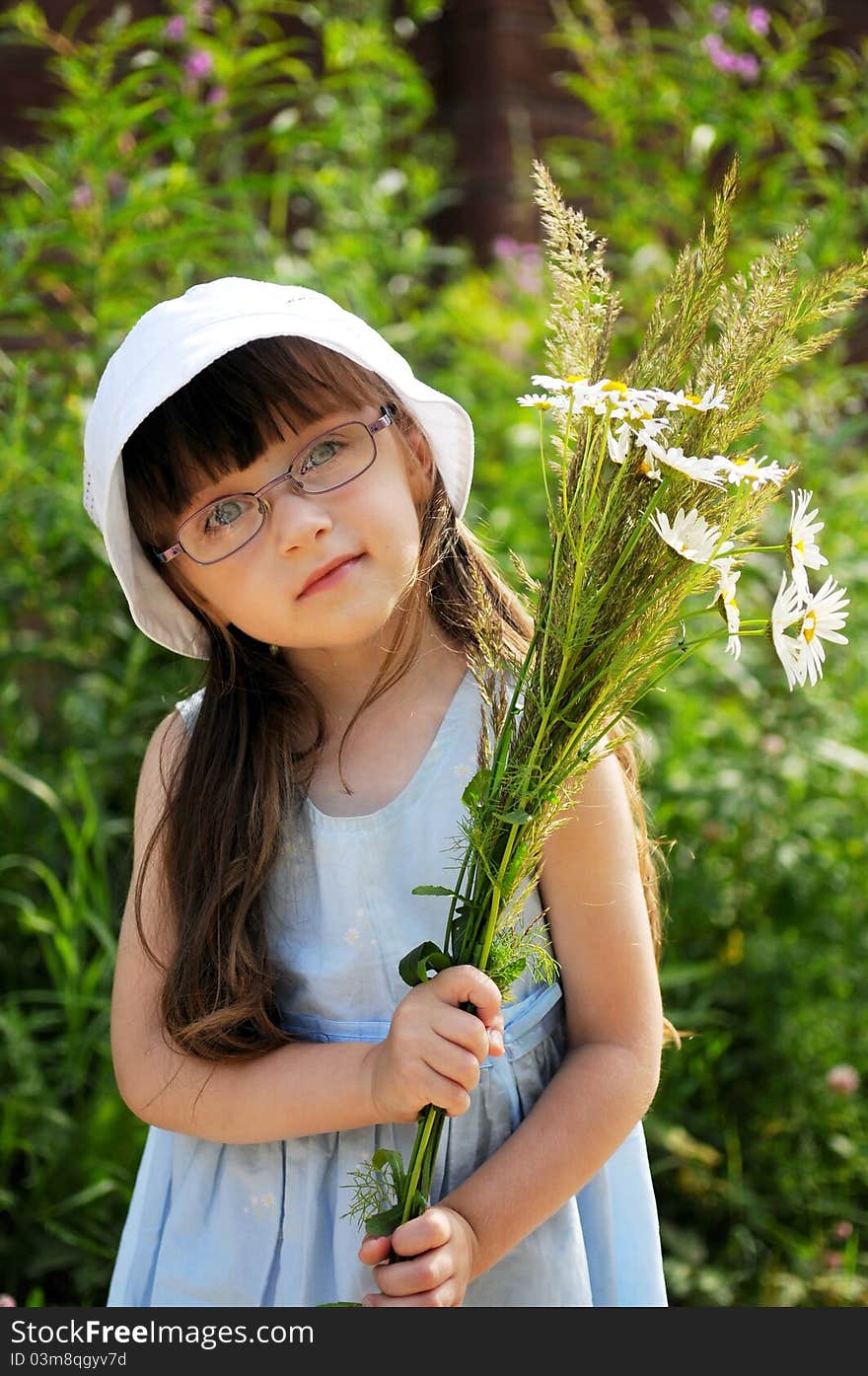 Little child girl with daisies