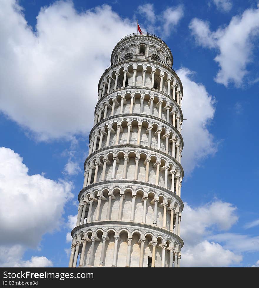 La famosa Torre di Pisa in Piazza dei Miracoli