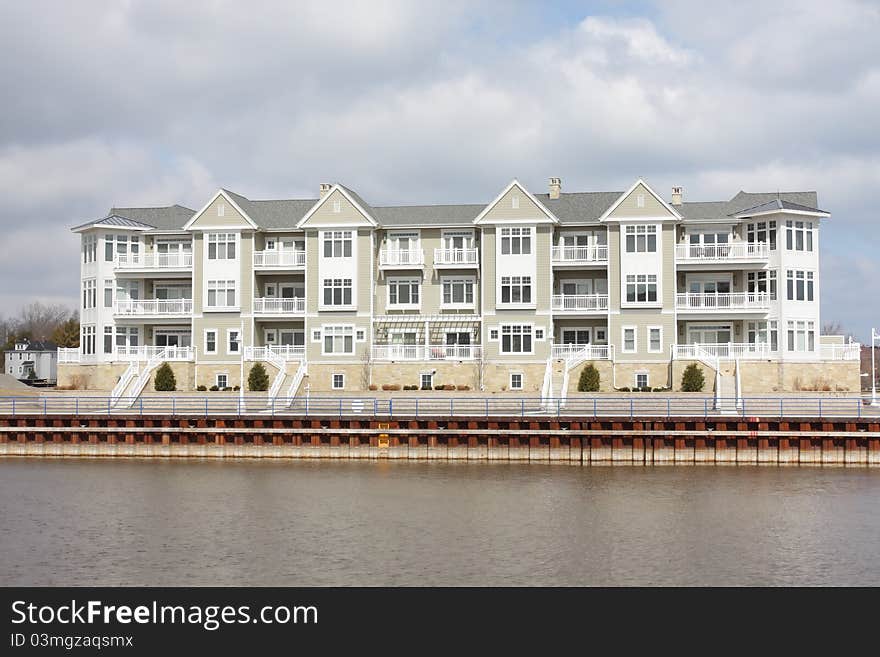 A three sotry waterfront hotel building