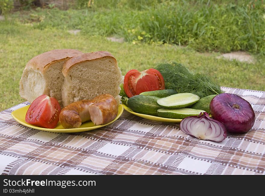 Summer dinner ion table in garden