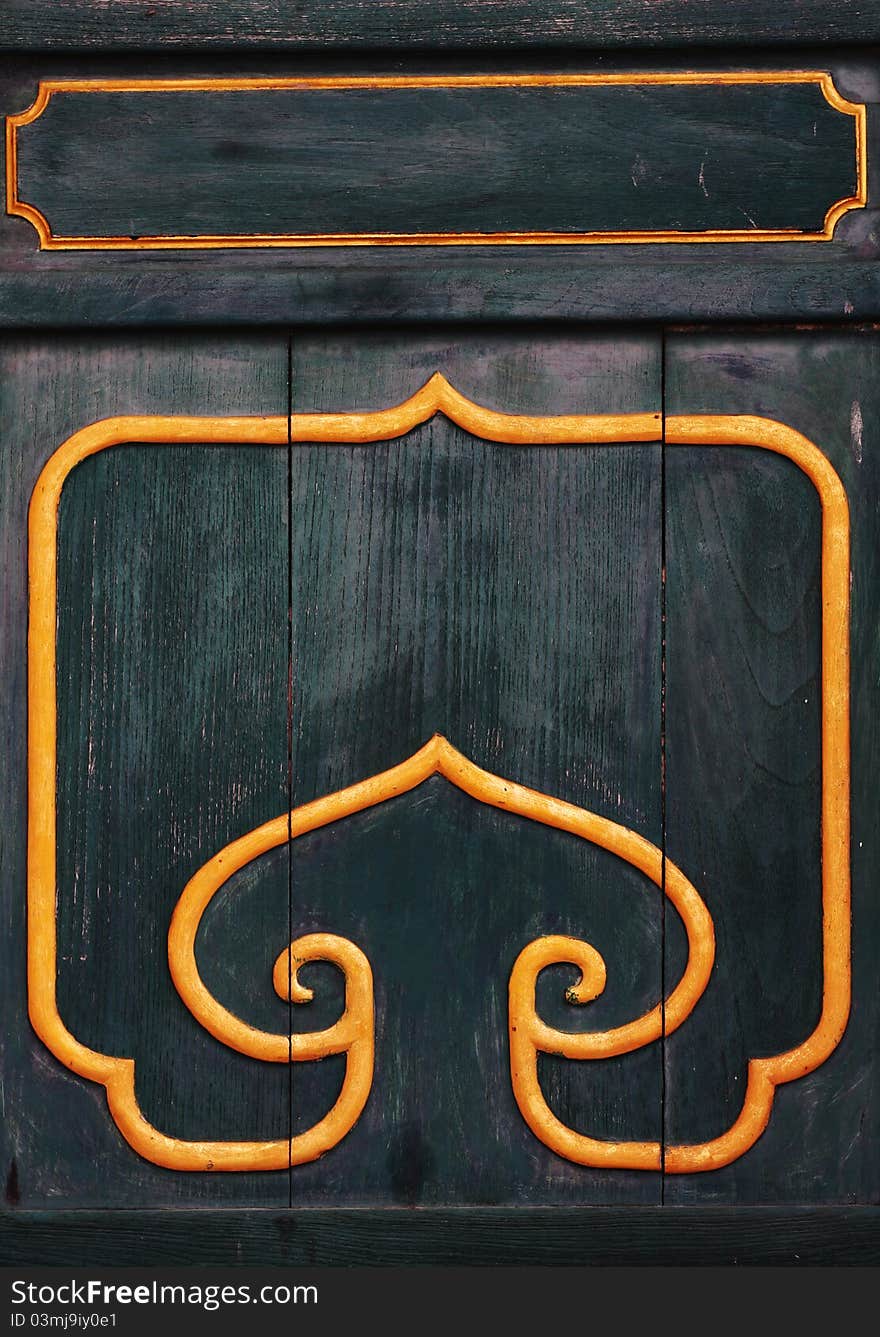 The carved wooden doors patterned on the temple. The carved wooden doors patterned on the temple.