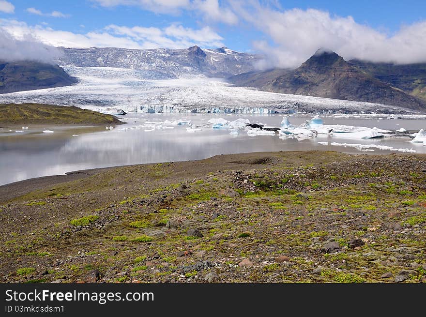 Jokulsarlon is the largest glacier in Iceland