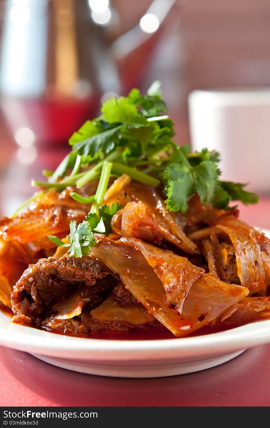 Spicy tendons and beef with tea