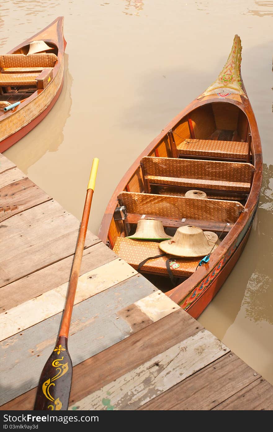 Small boat were parked waiting for passengers.charge not very expensive . for visitors who come to the market the city. Small boat were parked waiting for passengers.charge not very expensive . for visitors who come to the market the city