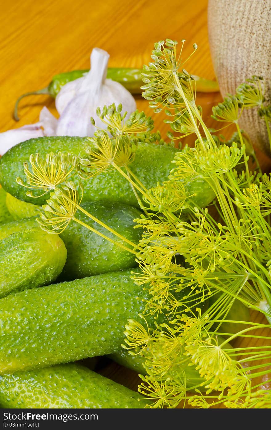 Polish garlic cucumbers (ingredients)