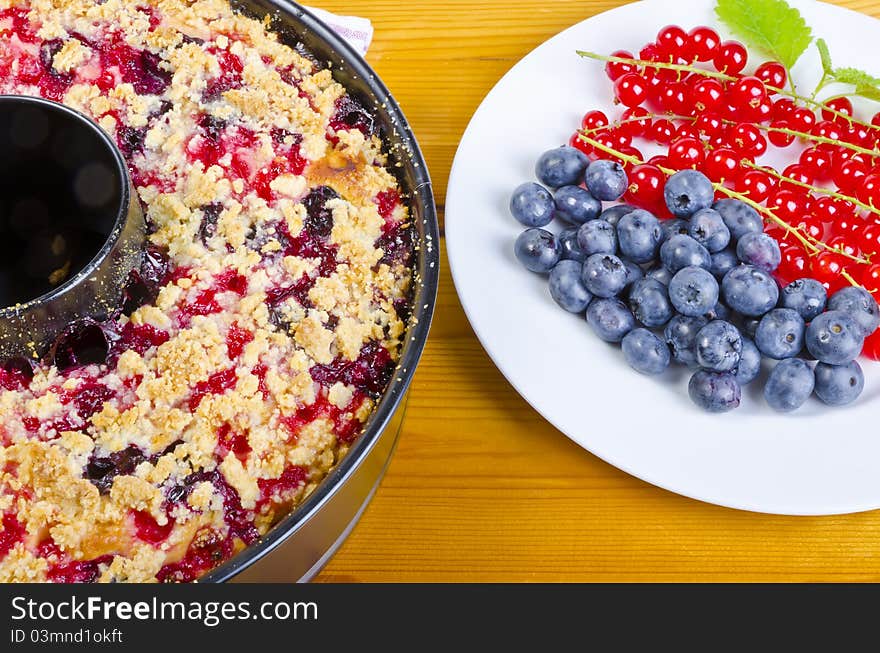 Currant blueberry cake