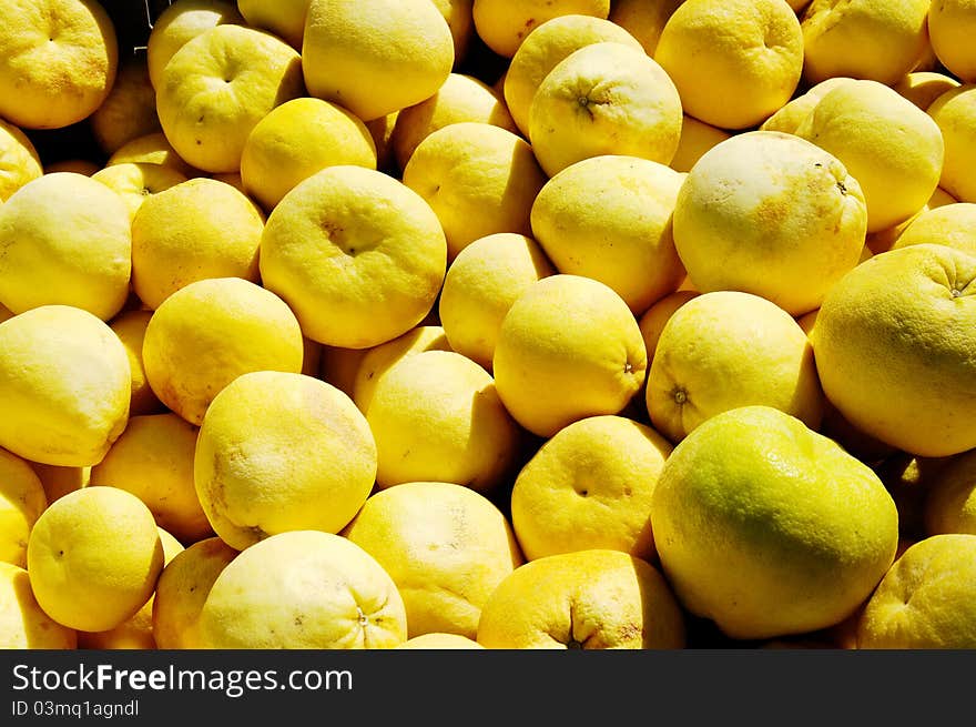 An oroblanco or sweetie is a cross between an acidless pomelo and a white grapefruit. It is slightly larger in size than a grapefruit but has fewer seeds and is sweeter. When ripe, its thick rind is bright green or golden in color. Road sale in California, USA. An oroblanco or sweetie is a cross between an acidless pomelo and a white grapefruit. It is slightly larger in size than a grapefruit but has fewer seeds and is sweeter. When ripe, its thick rind is bright green or golden in color. Road sale in California, USA