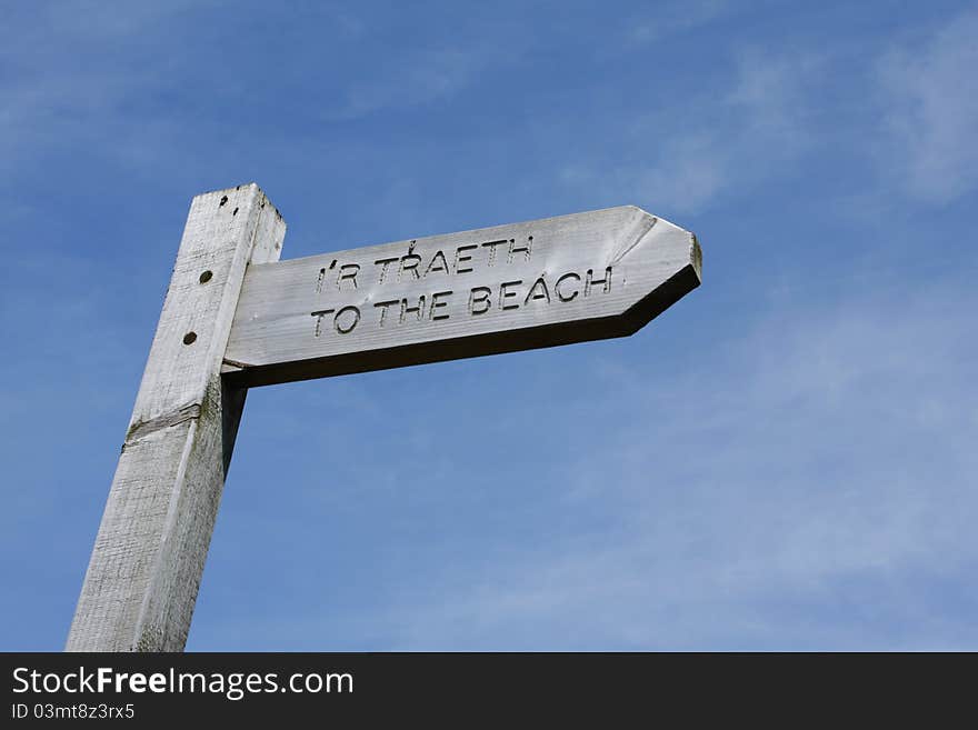 Sign in English and Welsh showing the way to the beach