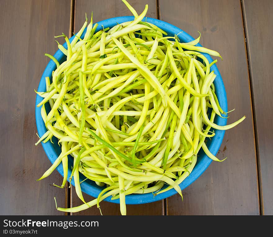 Asparagus beans in a blue bowl on table