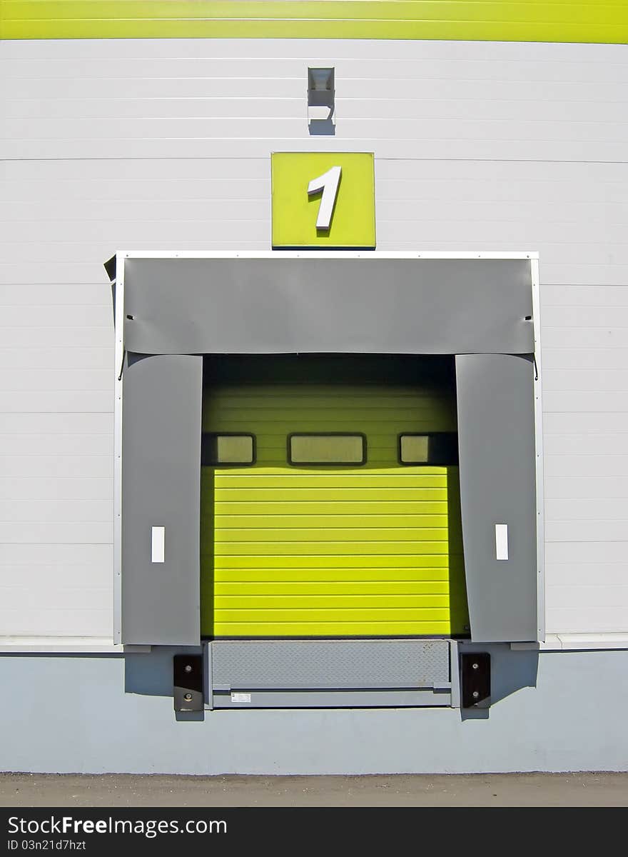 Terminal for truck loading or discharge with closed gates. Terminal for truck loading or discharge with closed gates