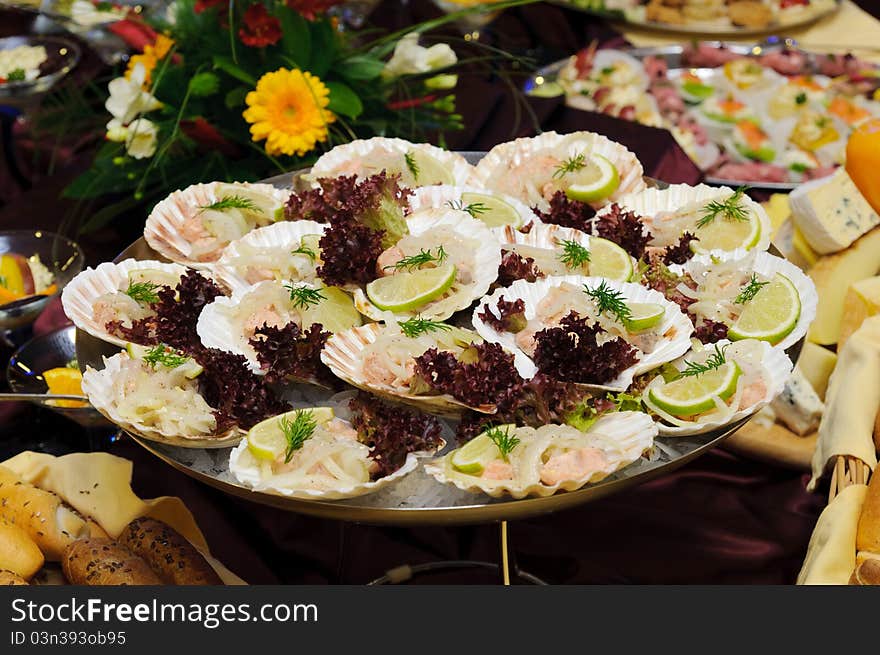 Delicious shells garnished with tuna, onion, lemon and lettuce. Delicious shells garnished with tuna, onion, lemon and lettuce.