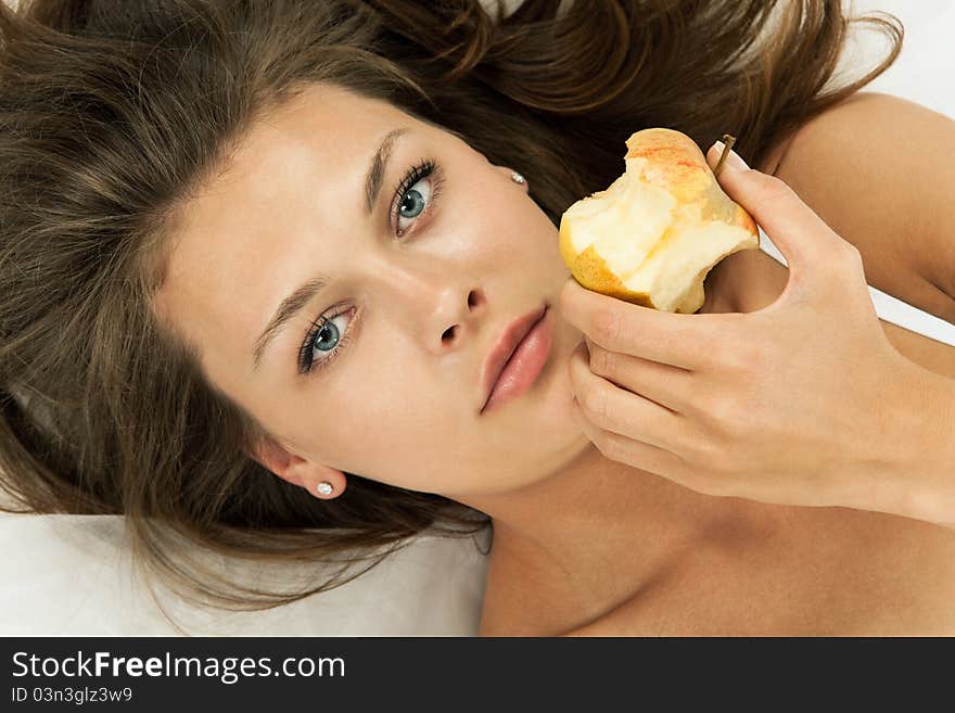 Beautiful woman eatting an apple