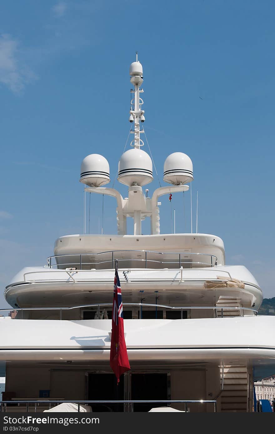 Radar and telecommunications apparatus of a yacht