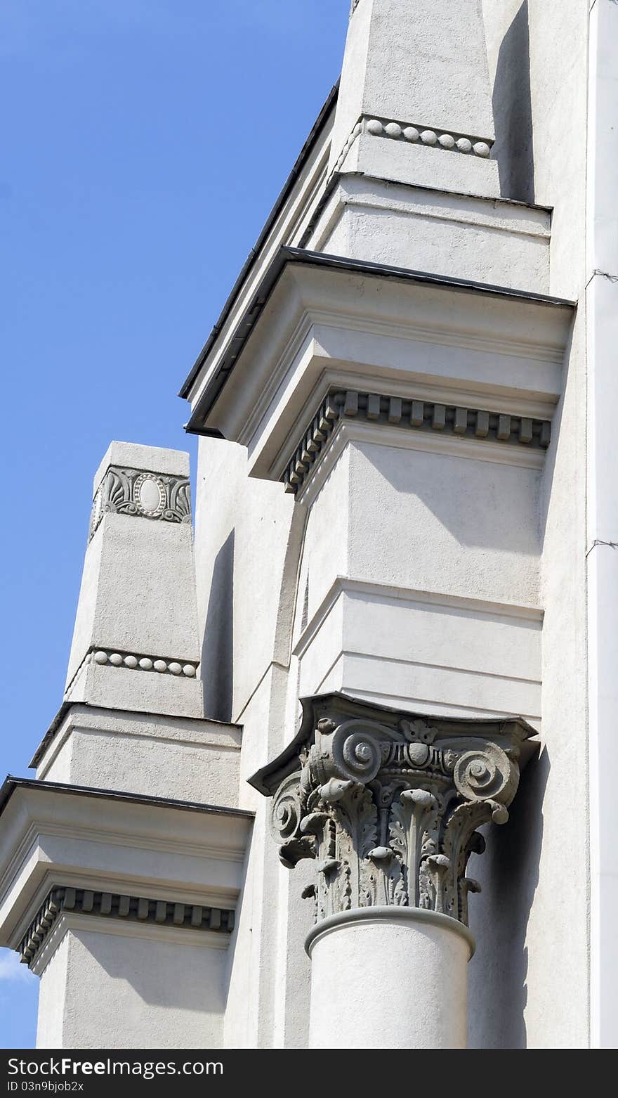 Building part in classical style with a capital of the Corithian warrant