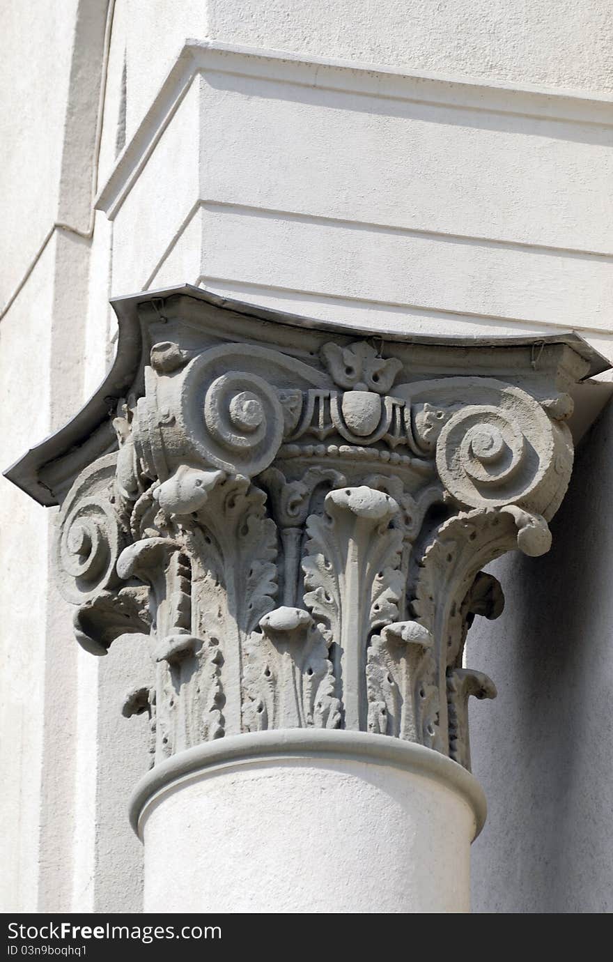 Building part in classical style with a capital of the Corithian warrant