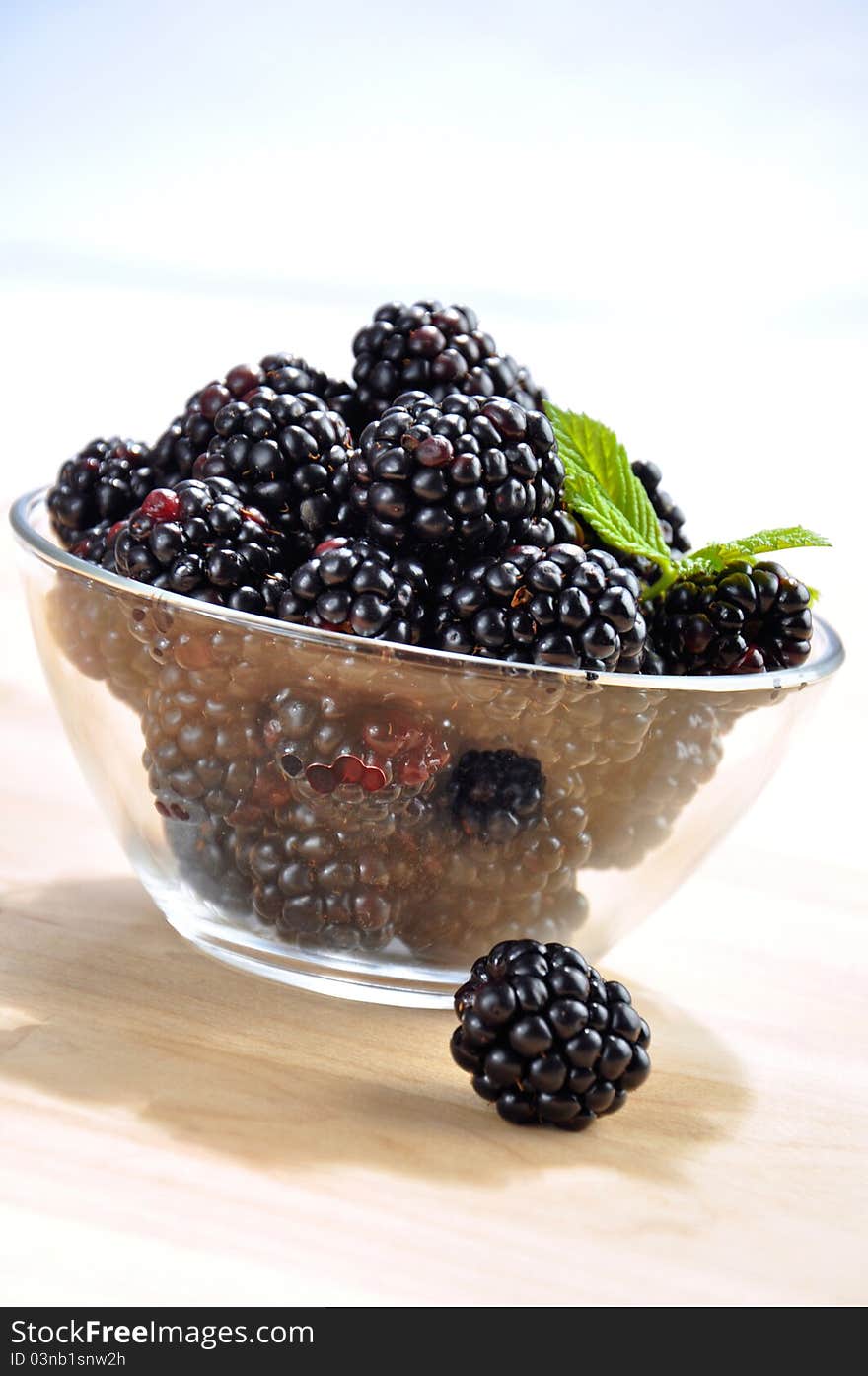 Blackberries in a glass bowl